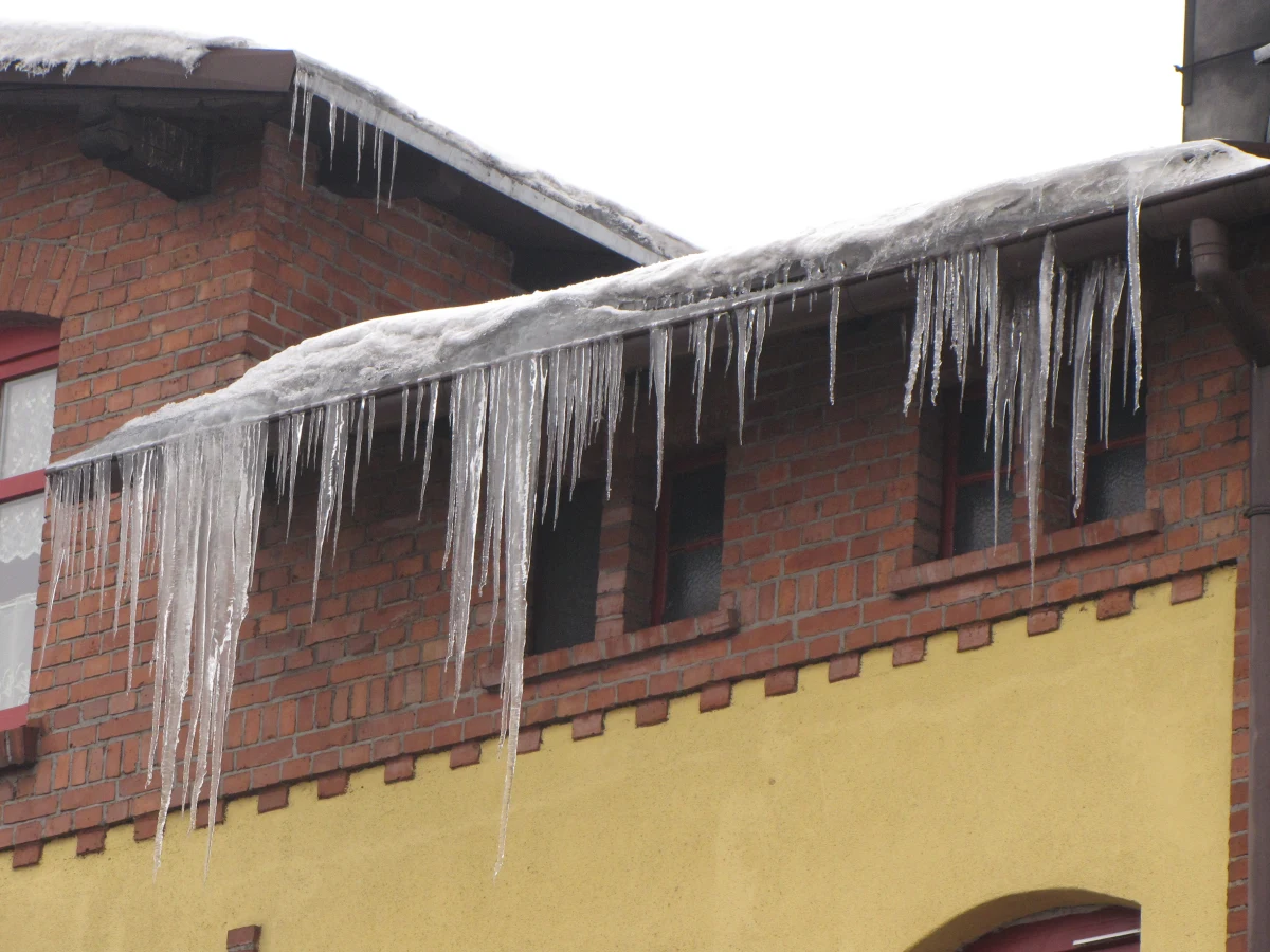 Ruda Śląska, centrum miasta, skrzyżowanie ulic Czarnoleśnej i Niedurnego. Z dachów budynków zwisają gigantyczne sople. Część już sama spadła na chodniki. Na szczęście nikomu nic się nie stało. Jeszcze...