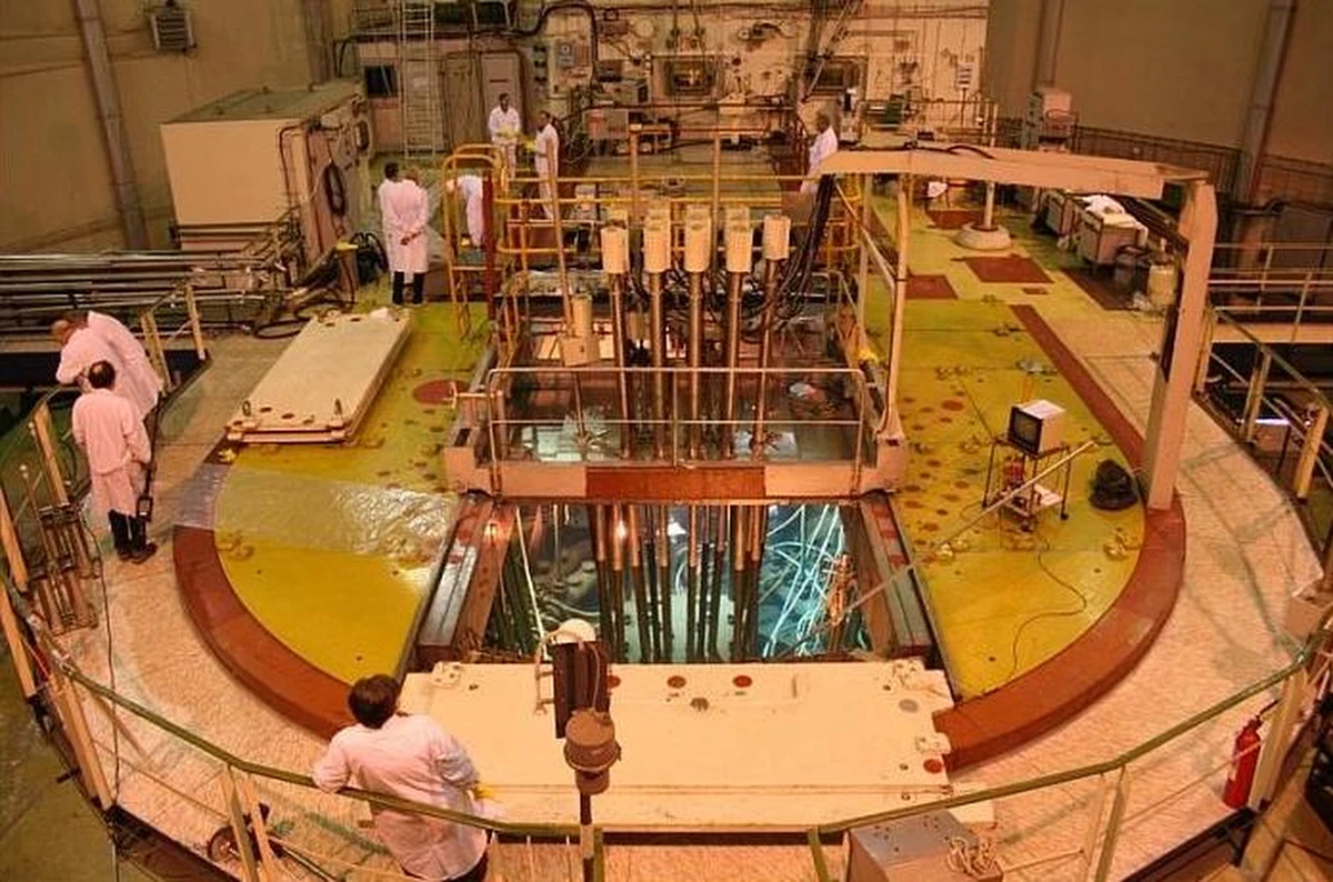 Polski reaktor jądrowy MARIA w podwarszawskim Świerku może rozwiązać poważny problem światowej medycyny. Chodzi o produkcję molibdenu-99, izotopu niezbędnego do badań radiologicznych. Wykorzystuje się w nich produkt rozpadu molibdenu, technet-99m, który ma czas połowicznego rozpadu rzędu 6-ciu godzin, nie sposób go przechowywać, musi być produkowany na bieżąco. Okazuje się, że w tej chwili nie ma kto tego robić...