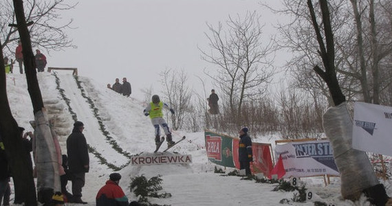 Skocznia narciarska została zbudowana w tym mieście jeszcze w latach 50. Tradycje skoków postanowiła kultywować grupa zapaleńców, która wybudowała amatorską skocznię K-15. Dziś rozegrano na niej Pierwsze Mistrzostwa Amatorów Polski Wschodniej. Na belce startowej pojawiło się 19 zawodników.

