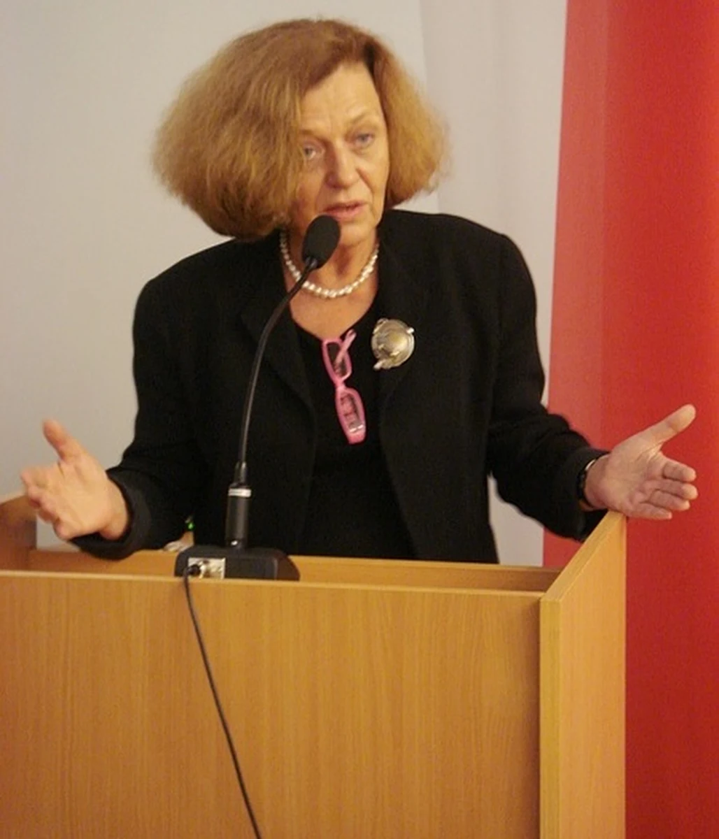 W związku z objęciem stanowiska konsula generalnego w Nowym Jorku Ewa Junczyk-Ziomecka zostanie odwołana z funkcji sekretarza stanu w Kancelarii Prezydenta - poinformowali urzędnicy Lecha Kaczyńskiego.