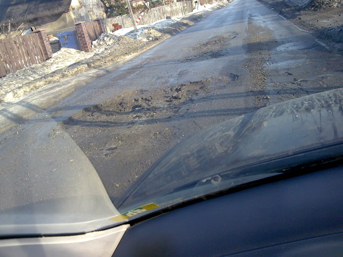 Największa dziura w jezdni jest Mysłowicach na ulicy Pukowca. To właśnie ona wygrała w naszym plebiscycie na www.rmf24.pl. Ale kandydatek do najdorodniejszej dziury w drodze było naprawdę sporo. Na Gorącą Linię RMF FM otrzymaliśmy dziesiątki zgłoszeń o dziurawych trasach i wciąż dostajemy kolejne. Przesyłajcie zdjęcia, filmy, informacje.