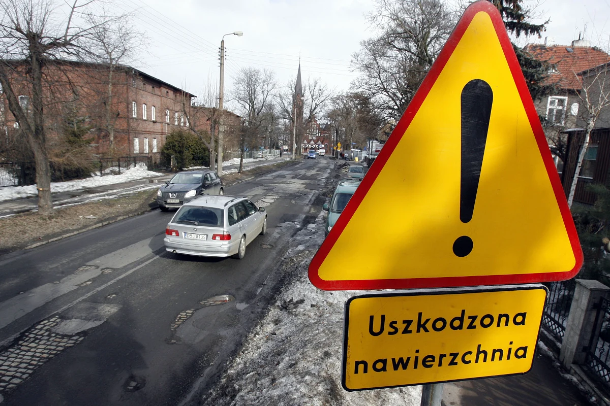 "Uwaga uszkodzona nawierzchnia" - las takich znaków wyrósł na ulicy Czekoladowej we Wrocławiu. Na 800-metrowym odcinku jest ich aż 22. To właśnie na tej ulicy reporterzy RMF FM doliczyli się na każdych stu metrach prawie stu dziur.