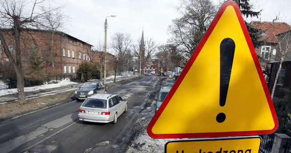 "Uwaga uszkodzona nawierzchnia" - las takich znaków wyrósł na ulicy Czekoladowej we Wrocławiu. Na 800-metrowym odcinku jest ich aż 22. To właśnie na tej ulicy reporterzy RMF FM doliczyli się na każdych stu metrach prawie stu dziur.