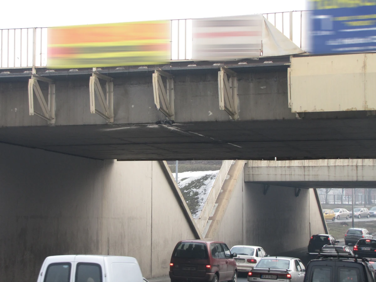 Rano ciężarówka przewożąca koparkę uderzyła w wiadukt kolejowy przy alei Powstańców Wielkopolskich w Krakowie. Kierowca prawdopodobnie źle zamocował koparkę na samochodzie i ta zahaczyła ramieniem o betonowy most. Kiedy mężczyzna zauważył, co się stało, na siłę przecisnął się pod pierwszym wiaduktem. Natomiast przed drugim spuścił powietrze z kół tira i już bez przeszkód pojechał dalej.