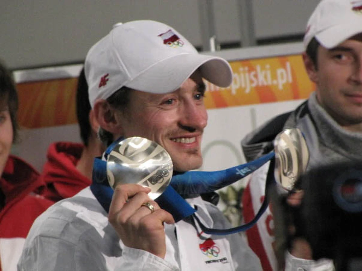 Dwukrotny medalista z Vancouver Adam Małysz przyleciał już do Polski. Na warszawskim Okęciu na polskiego skoczka czekała niezmierzona liczba dziennikarzy oraz spora grupa kibiców. Pojawił się także regionalny zespół ludowy z Wisły. Małysz rozdawał autografy aż przez 40 minut.