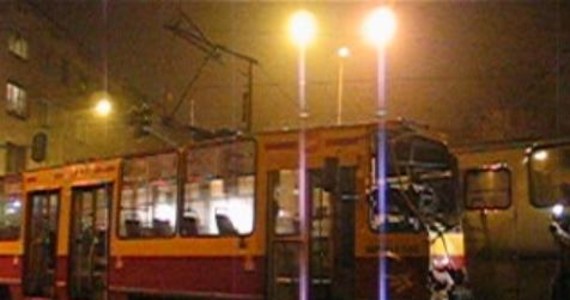 Co najmniej 12 osób zostało poszkodowanych w zderzeniu autobusu PKS z tramwajem u zbiegu ulic Kilińskiego i Jaracza w Łodzi. Policja wstępnie ustaliła, że autobus uderzył w tramwaj, który następnie wypadł z szyn.