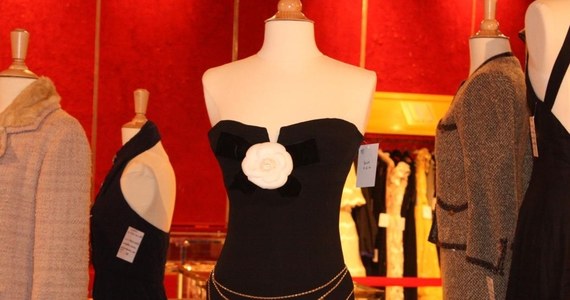W Paryżu rozpoczęła się „aukcja stulecia” kreacji najsławniejszego paryskiego domu mody Chanel. W ciągu dwóch dni pod młotek pójdzie w sumie 600 luksusowych wieczorowych sukien, garsonek, torebek i wyrobów jubilerskich, które stworzone zostały przez znaną na całym świecie firmę w ciągu ponad stu lat jej istnienia.