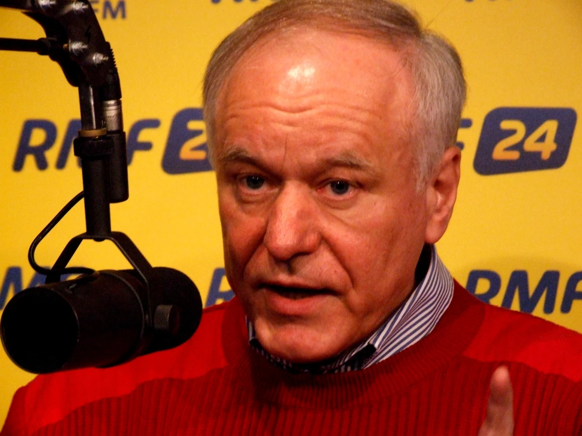 Docierają do mnie sygnały, z których wynika, że są osoby, którym udostępniono zawartość materiałów z weryfikacji WSI -  mówi w Kontrwywiadzie RMF FM Marek Dukaczewski. Były szef WSI zaznacza, że jemu samemu podczas weryfikacji zadawano pytania, z których wynikało, że śledczy zainteresowani są negatywnymi informacjami na temat aktywnych polityków. Podkreśla, że wiele informacji nie było weryfikowanych i teraz zostaną wykorzystane. Przewiduje, że wkrótce pojawi się temat odebrania przywilejów służbom wojskowym.