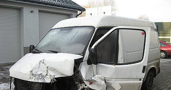 Policja poszukuje pirata drogowego, który zderzył się z policyjnym radiowozem w miejscowości Lędziny w Śląskiem. Dwóch policjantów zostało rannych. Kierowca zostawił samochód i pieszo uciekł z miejsca wypadku.