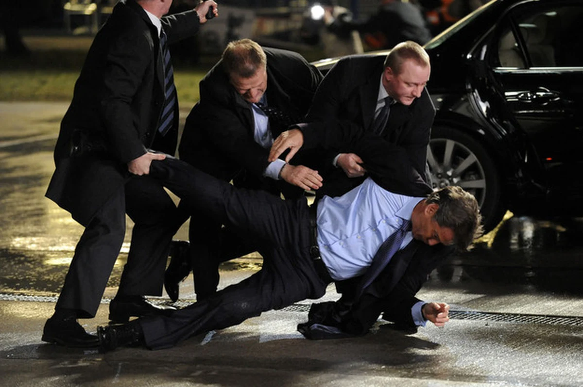 Najnowszy film Romana Polańskiego "Autor Widmo" przyciągnął do polskich kin w pierwszy weekend projekcji niemal tylu widzów, ilu zgromadził w tym samym czasie nagrodzony trzema Oscarami "Pianista" - obliczył dystrybutor politycznego thrillera.