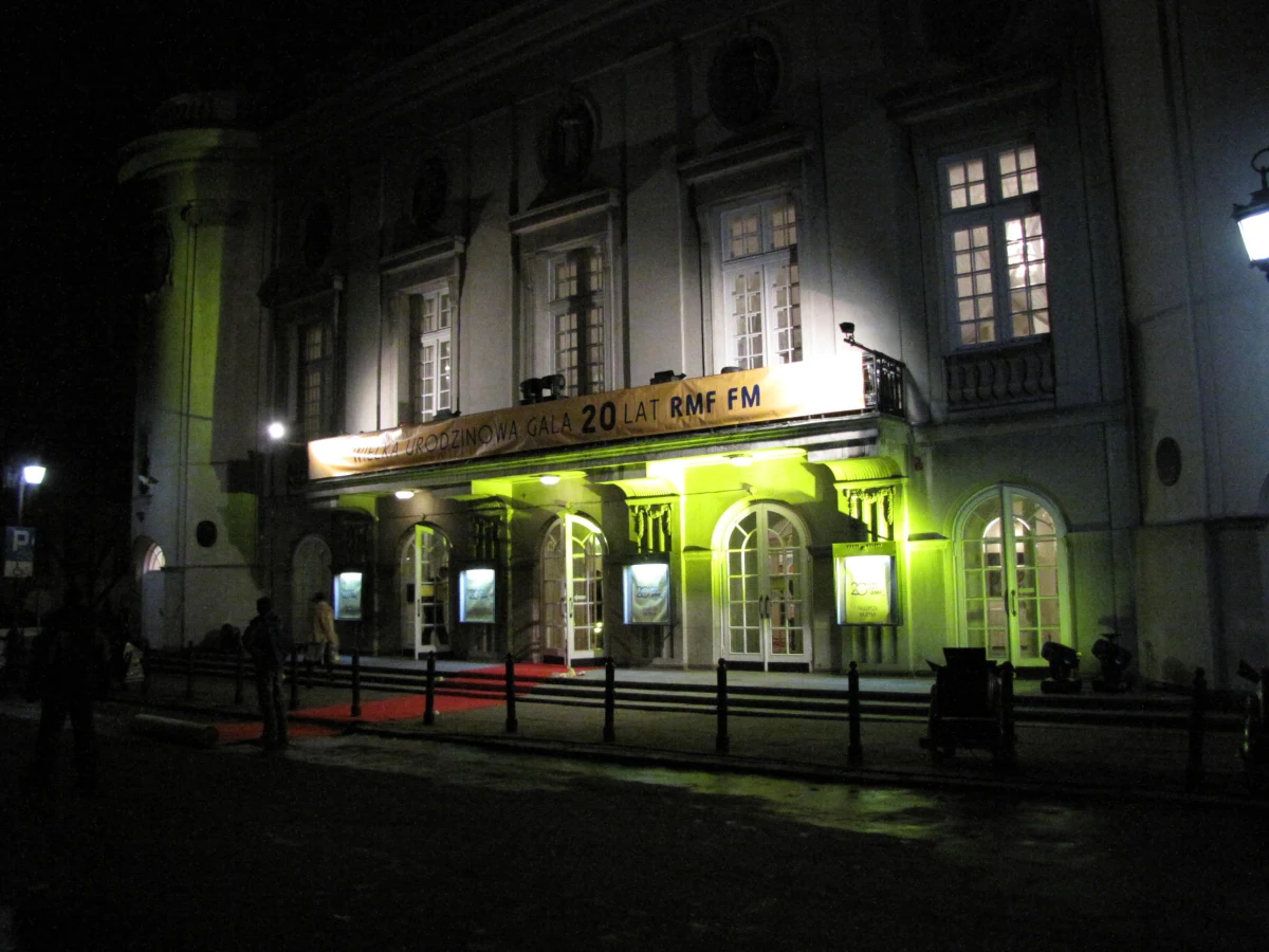 Ważne są tylko te dni, których jeszcze nie znamy… tymi słowami zakończyła się wielka urodzinowa gala RMF FM w Teatrze Polskim w Warszawie. Wyśpiewały je największe gwiazdy polskiej sceny muzycznej, które wraz z RMF FM świętowały 20-lecie istnienia stacji.