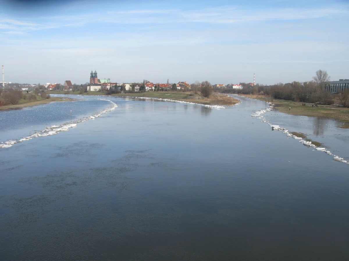 W 48 miejscach w Polsce rzeki przekraczają stany alarmowe. Najwięcej takich sytuacji notuje się w na Dolnym Śląsku. Chodzi przede wszystkim o niewielkie dopływy Odry. Wysoki jest też stan wody w samej Odrze. Z brzegów wystąpiła także Warta w Poznaniu. W ciągu najbliższej doby poziom wody nadal będzie wzrastał w rzekach województwa mazowieckiego, a także na Pilicy i jej dopływach w województwach świętokrzyskim i łódzkim. Winny jest topniejący śnieg.
