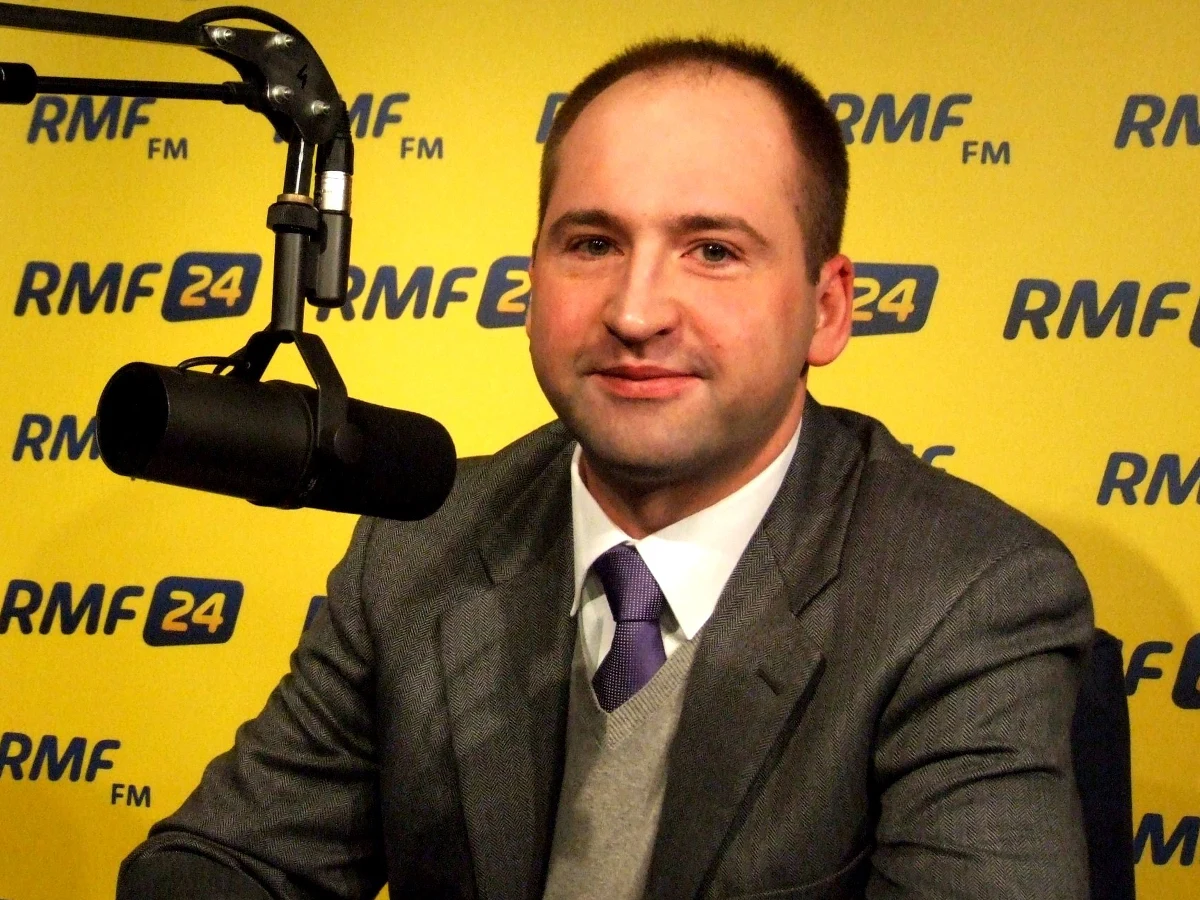 Wadą Jarosława Kaczyńskiego jest to, że uczciwie odpowiada na pytania i nie zastanawia się, jakie będą skutki jego wypowiedzi - stwierdził w Kontrwywiadzie RMF FM rzecznik PiS Adam Bielan. Zaznaczył, że jego partia wolałaby Radosława Sikorskiego na kontrkandydata dla Lecha Kaczyńskiego w wyborach prezydenckich. Dodał, że Sikorski nie panuje nad nerwami: Może to kwestia wypadku na nartach; może fakt, że Wałęsa i Bartoszewski poparli Komorowskiego.