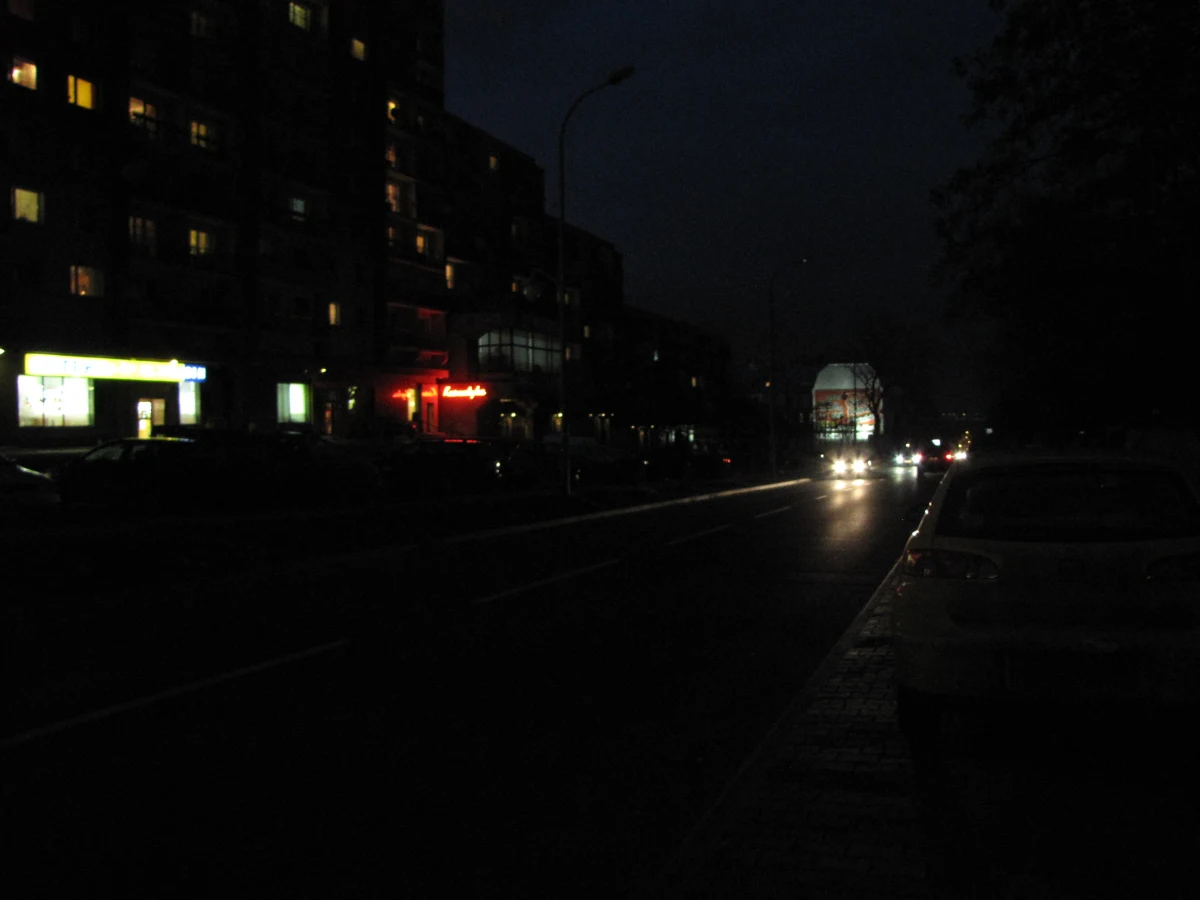 Prezydent Mysłowic w ramach oszczędności od dziś wyłączył oświetlenie przy 17 ulicach. Tych, przy których mieszkają opozycyjni radni. Mysłowickie ciemności bulwersują mieszkańców. Płacimy podatki i nie powinniśmy brać udziału w urzędowych przepychankach  - mówią.

