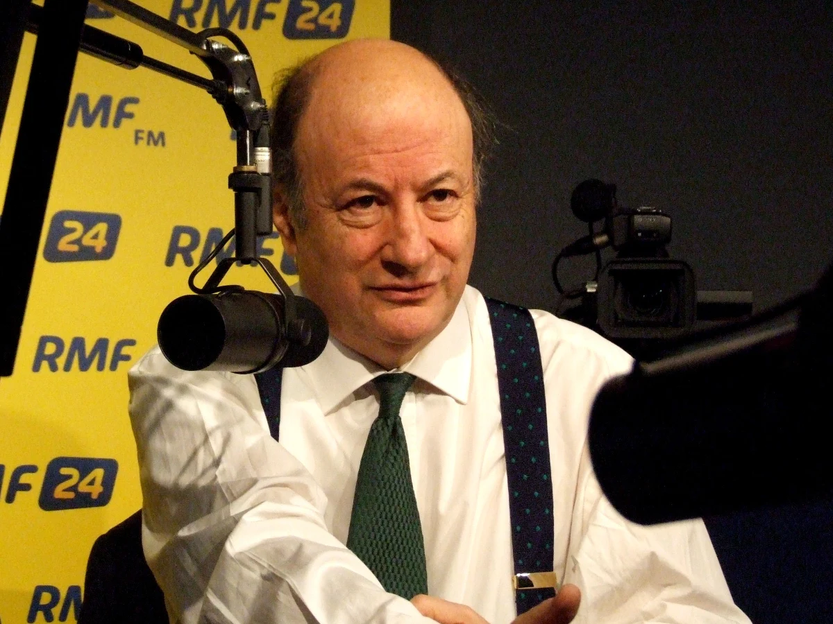 Dziś przedstawię prezydentowi założenia czterech konkretnych reform. Musimy wiedzieć, czy je poprze. Idę do Pałacu z nadzieją w sercu - powiedział w Kontrwywiadzie RMF FM Jacek Rostowski. Minister finansów zaznaczył: premier jest gotów współpracować. Mamy nadzieję, że Lech Kaczyński wykaże dobrą wolę. Stwierdził, że musimy się więcej śmiać i podobał mu się dowcip o wzroście prezydenta.