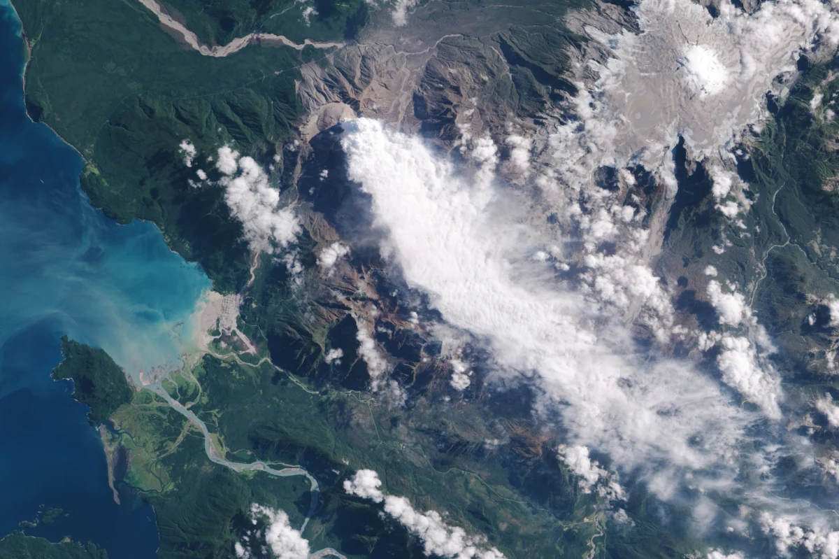 Trzęsienie ziemi w Chile mogło uaktywnić okoliczne wulkany. Dlatego naukowcy spodziewają się, że w ciągu najbliższych dwunastu miesięcy w Chile dojdzie do erupcji wulkanicznych - podaje internetowy serwis "New Scientist", powołując się na badania Davida Pyle, wulkanologa z Uniwersytetu w Oksfordzie.