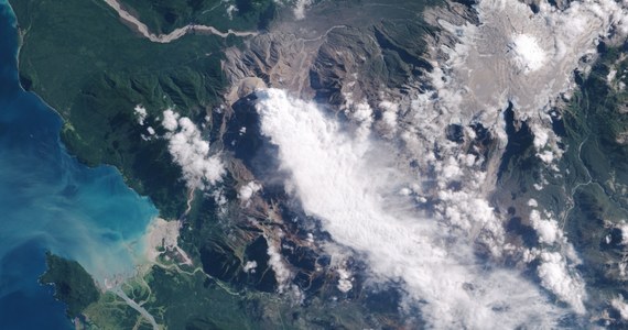 Trzęsienie ziemi w Chile mogło uaktywnić okoliczne wulkany. Dlatego naukowcy spodziewają się, że w ciągu najbliższych dwunastu miesięcy w Chile dojdzie do erupcji wulkanicznych - podaje internetowy serwis "New Scientist", powołując się na badania Davida Pyle, wulkanologa z Uniwersytetu w Oksfordzie.