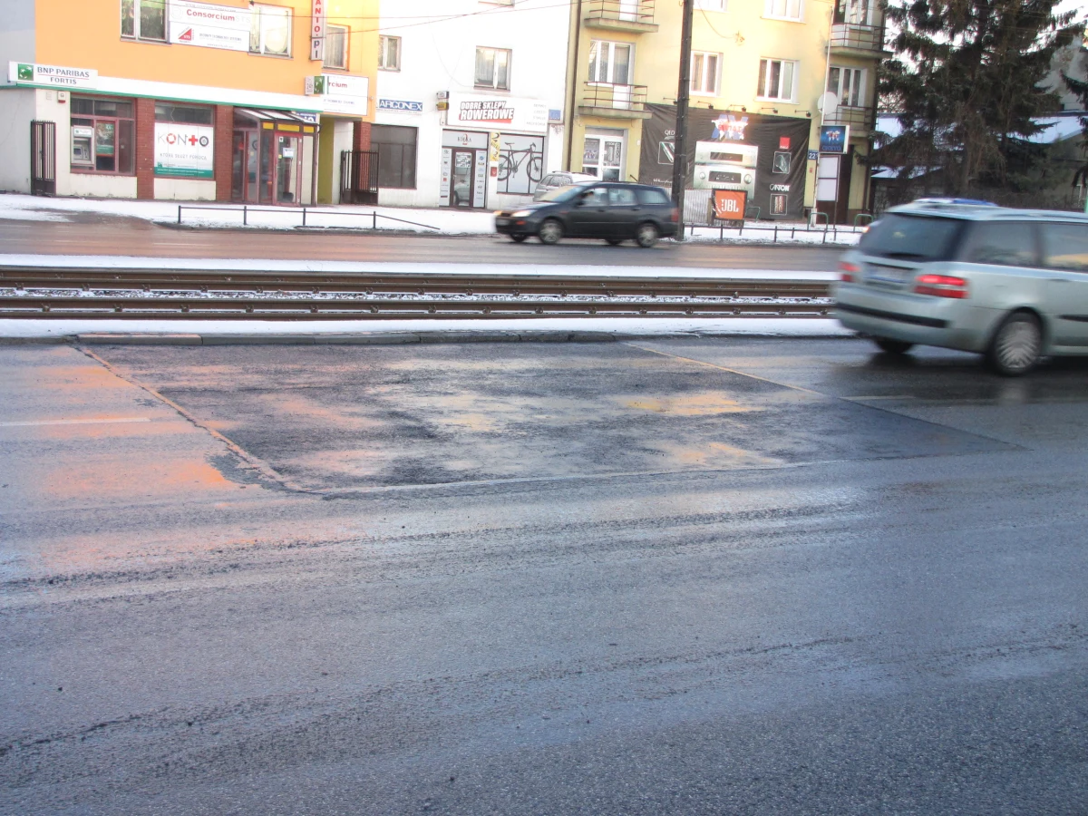 Cztery metry głębokości miała wyrwa przy skrzyżowaniu alei Krakowskiej z ul. 17 stycznia w Warszawie. Z jej powodu wyłączono ruch na wszystkich trzech pasach al. Krakowskiej w stronę centrum. Nasza reporterka Agnieszka Witkowicz donosi jednak, że dziurę już załatano.