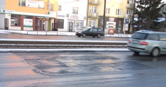 Cztery metry głębokości miała wyrwa przy skrzyżowaniu alei Krakowskiej z ul. 17 stycznia w Warszawie. Z jej powodu wyłączono ruch na wszystkich trzech pasach al. Krakowskiej w stronę centrum. Nasza reporterka Agnieszka Witkowicz donosi jednak, że dziurę już załatano.