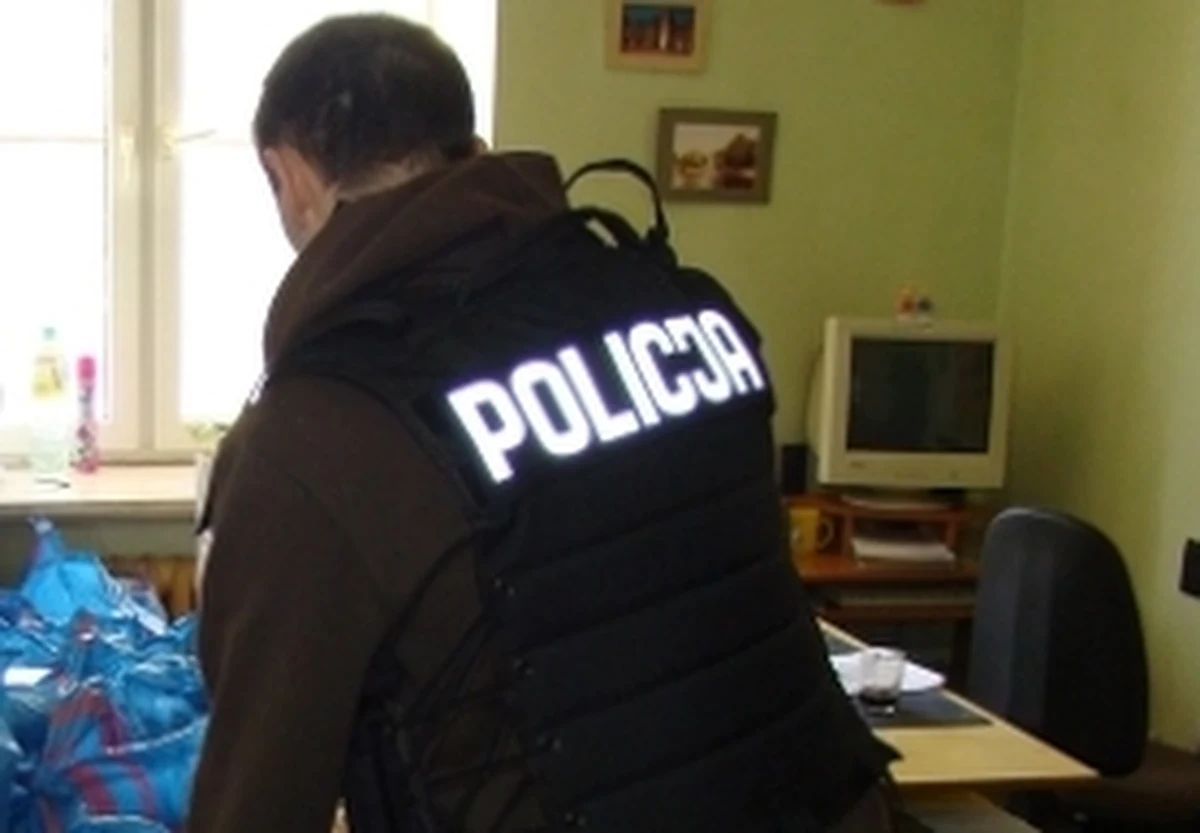 Złodziej z powiatu wieluńskiego w województwie łódzkim w niecodzienny sposób próbował uniknąć pójścia do więzienia. Gdy policjanci przyszli po niego do domu, ukrył się w... lodówce. Wpadł, bo w końcu zabrakło mu powietrza.