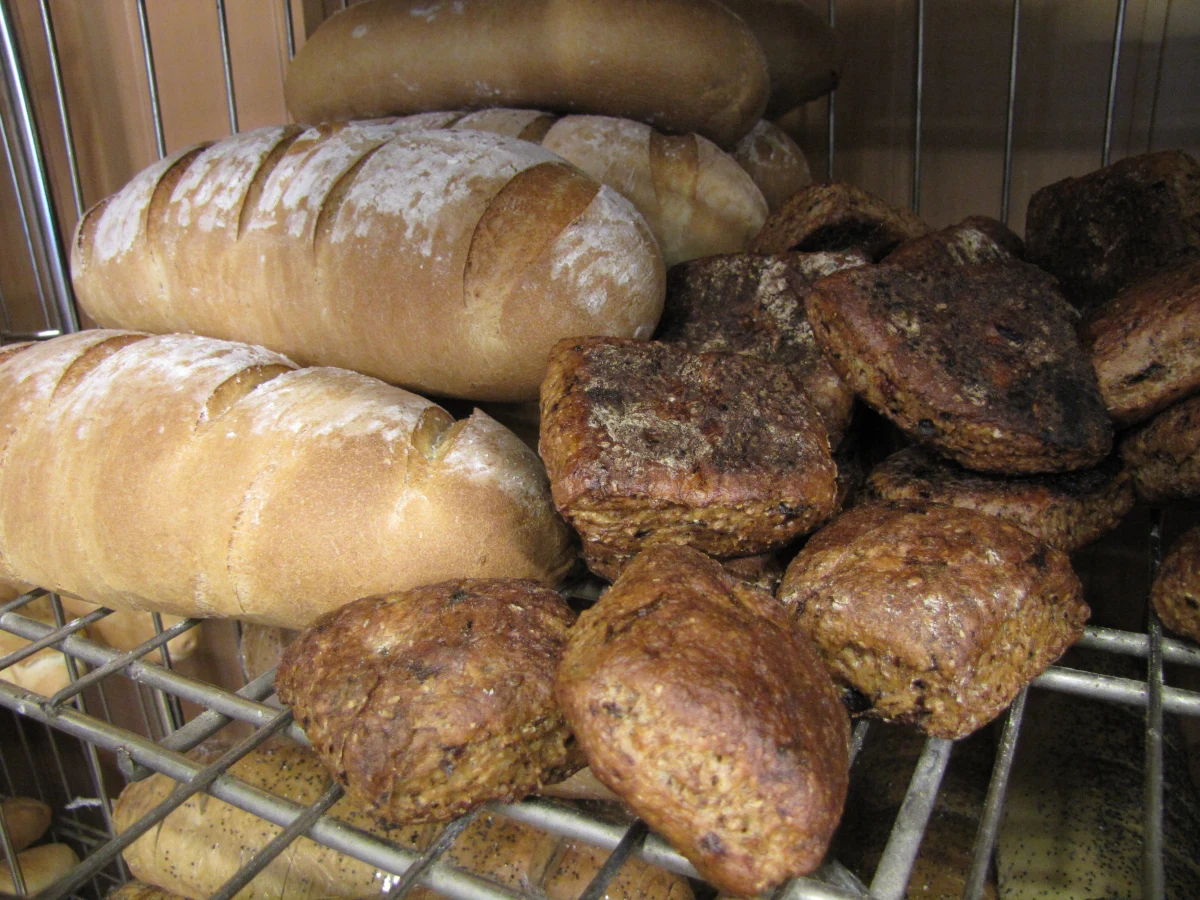 Nie likwidujcie naszej piekarni - apelują mieszkańcy ulicy Polnej w Warszawie. Firma istnieje od 53 lat, ma wielu stałych klientów, dostarcza też pieczywo do Kancelarii Premiera.  Urzędnicy wypowiedzieli jej jednak umowę, gdy właściciel nie zgodził się na podwyżkę czynszu o 150 procent. Pod petycją przeciwko likwidacji piekarni już podpisało się ponad 600 osób.