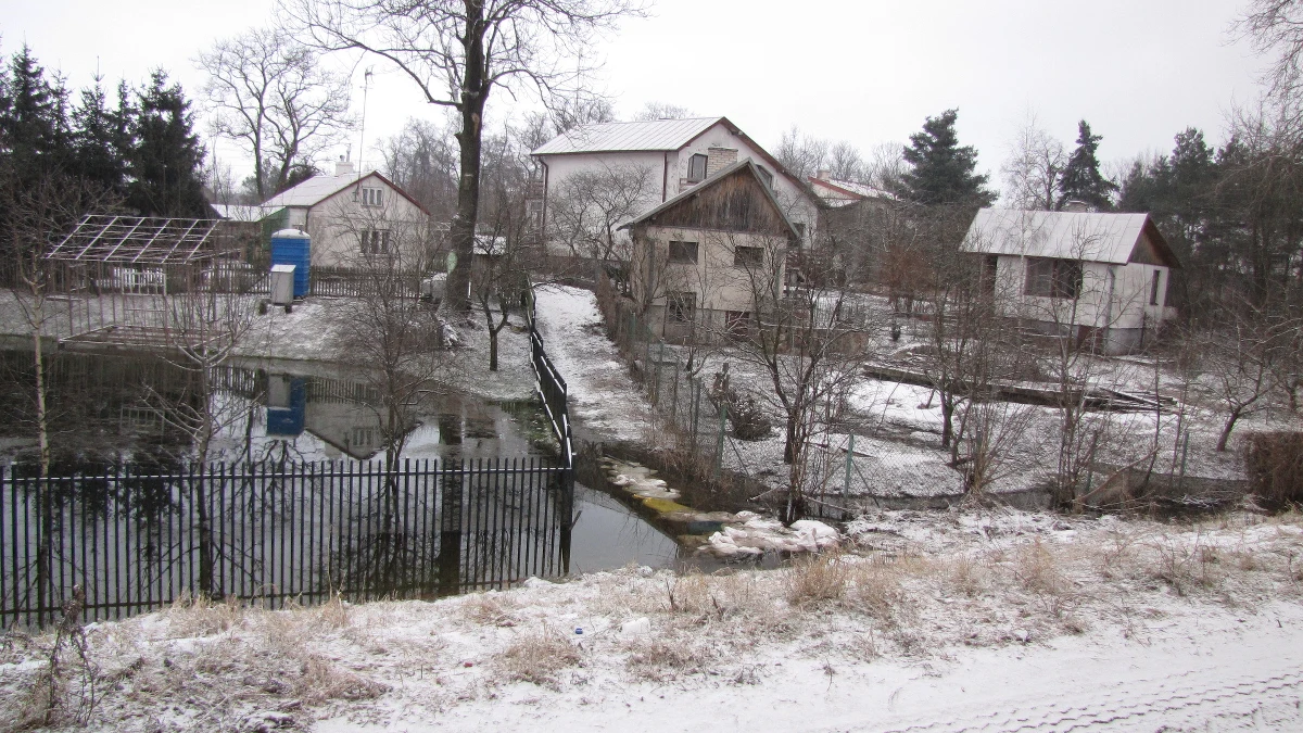 Mieszkańcy Kępy Polskiej mogą odetchnąć z ulgą: w ich miejscowości nie ma już zagrożenia falą powodziową mimo niepokojących zapowiedzi. Woda opada z każdą godziną. Starosta płocki powiedział naszemu reporterowi Mateuszowi Wróblowi, że sytuacja wraca do normy. Służby wciąż pozostają w stanie podwyższonej gotowości, ale większość strażaków wraca już do domów.