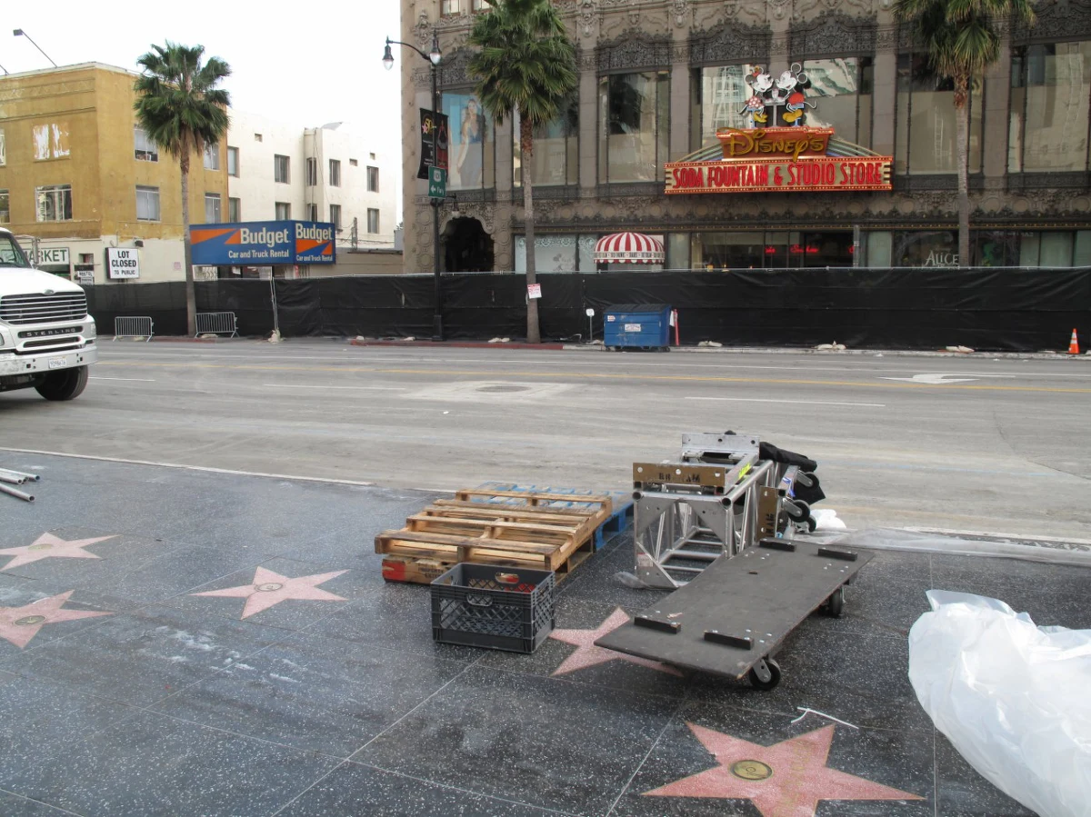 Opadły kurz i emocje po oscarowej nocy. Telewizje nie pokazują już jednak, jak wygląda Hollywood w dzień powszedni. Po wielkiej ceremonii nie ma ani śladu, a ci, którzy chcieliby zobaczyć miejsce, gdzie wczoraj były największe gwiazdy, mogą przeżyć spore rozczarowanie.