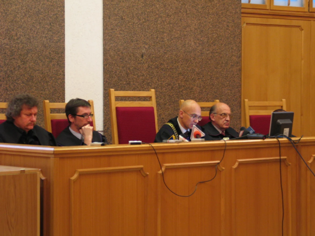 Po blisko pięciu godzinach skończyło się przesłuchanie ośmiu gimnazjalistów z Katowic, którzy znieważali nauczycieli - informuje reporter RMF FM. Uczniowie składali wyjaśnienia z rodzicami. Na razie nie zapadły żadne decyzje dotyczące ich losu. Konieczne będą również przesłuchania świadków - nauczycieli i innych uczniów.