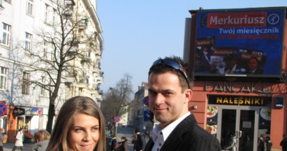 Niezwykłe zaręczyny miały miejsce w centrum Poznania. 24-letni Mikołaj wykupił miejsce reklamowe na ekranie LED w centrum miasta i przyprowadził pod niego ukochaną. Małgosia powiedziała "tak", choć nie wierzyła własnym oczom.