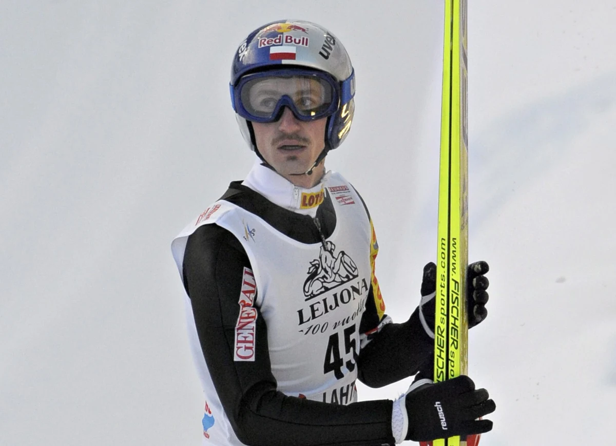 Adam Małysz był trzeci na drugim treningu przed kwalifikacjami do konkursu Pucharu Świata, który w piątek zostanie rozegrany w norweskim Lillehammer. Polak oddał skok na odległość 136 m, Najwyżej został oceniony skok Szwajcara Simona Ammanna - 135,5 m.