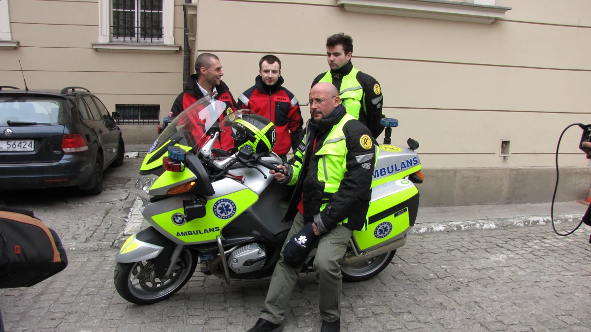 Wojewoda małopolski zdecydował, że ratownicy fundacji R2 na motocyklach i rowerach będą działać w porozumieniu z Centrum Powiadamiania Ratunkowego, obsługującym numer 112. Na miejsce wypadku będą wzywani przez dyspozytora, jeśli ten uzna, że sytuacja tego wymaga. Dzięki nim pomoc dla potrzebujących może dotrzeć w ciągu kilku minut.