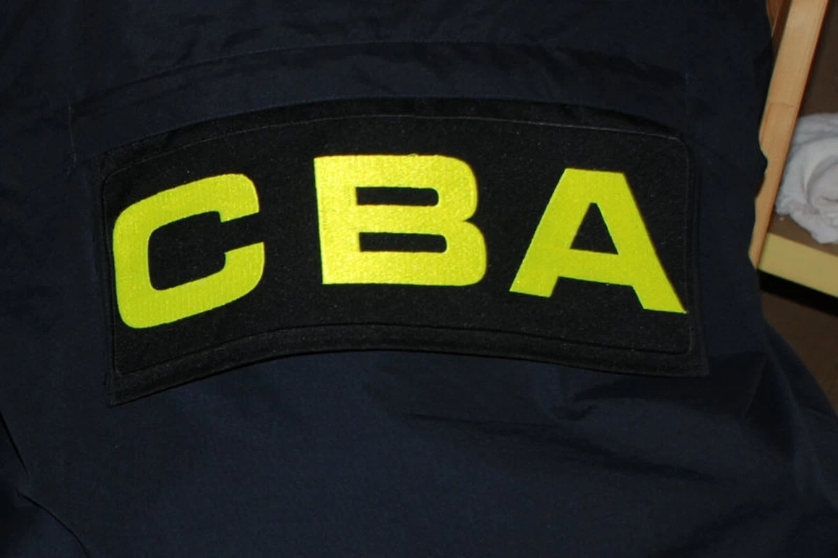 Agent CBA w rękach świętokrzyskich policjantów i prokuratorów. Jak ustalił reporter RMF FM Maciej Grzyb, 32-letni funkcjonariusz został przesłuchany w prokuraturze w Kielcach. Postawiono mu zarzut pomocy w kradzieży z włamaniem.
