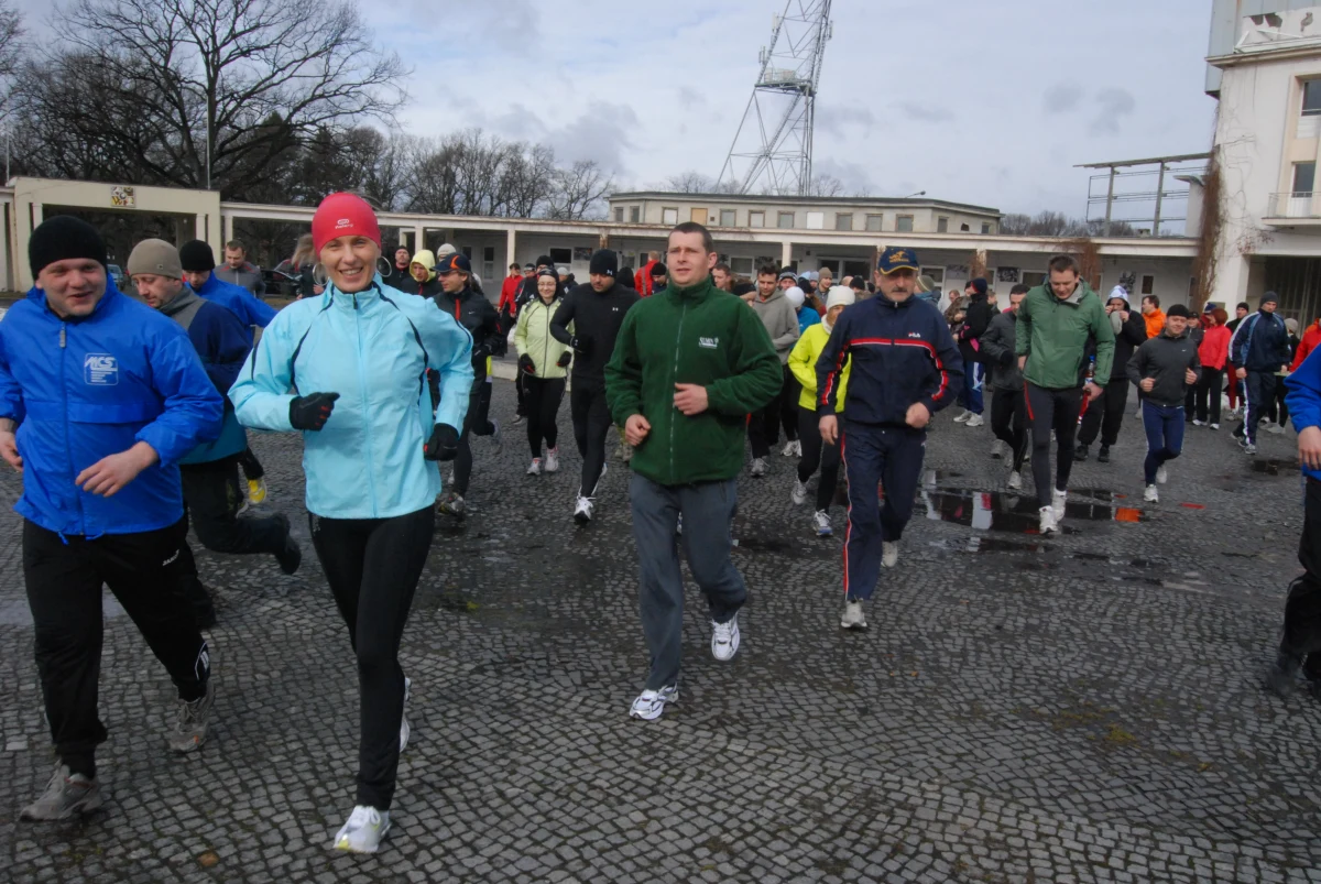 Biegać każdy może. Padający śnieg i deszcz nie wystraszył wrocławian, którzy właśnie dzisiaj rozpoczęli przygotowania do wrześniowego maratonu ulicznego. Muszą przygotować się do pokonania ponad 40-kilometrowego dystansu.
