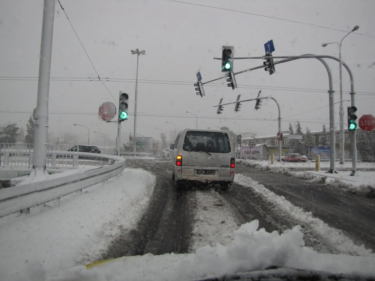 Wraca zima. Wieczorem na Dolnym Śląsku, w okolicach Wrocławia i Legnicy zaczęło intensywnie sypać. Śnieżyce przeszły też nad centralną Polską, a także miejscami w Świętokrzyskiem i na Lubelszczyźnie. Synoptycy ostrzegają też przed dużym spadkiem temperatury. W nocy z niedzieli na poniedziałek termometry wskażą miejscami minus 7 stopni.