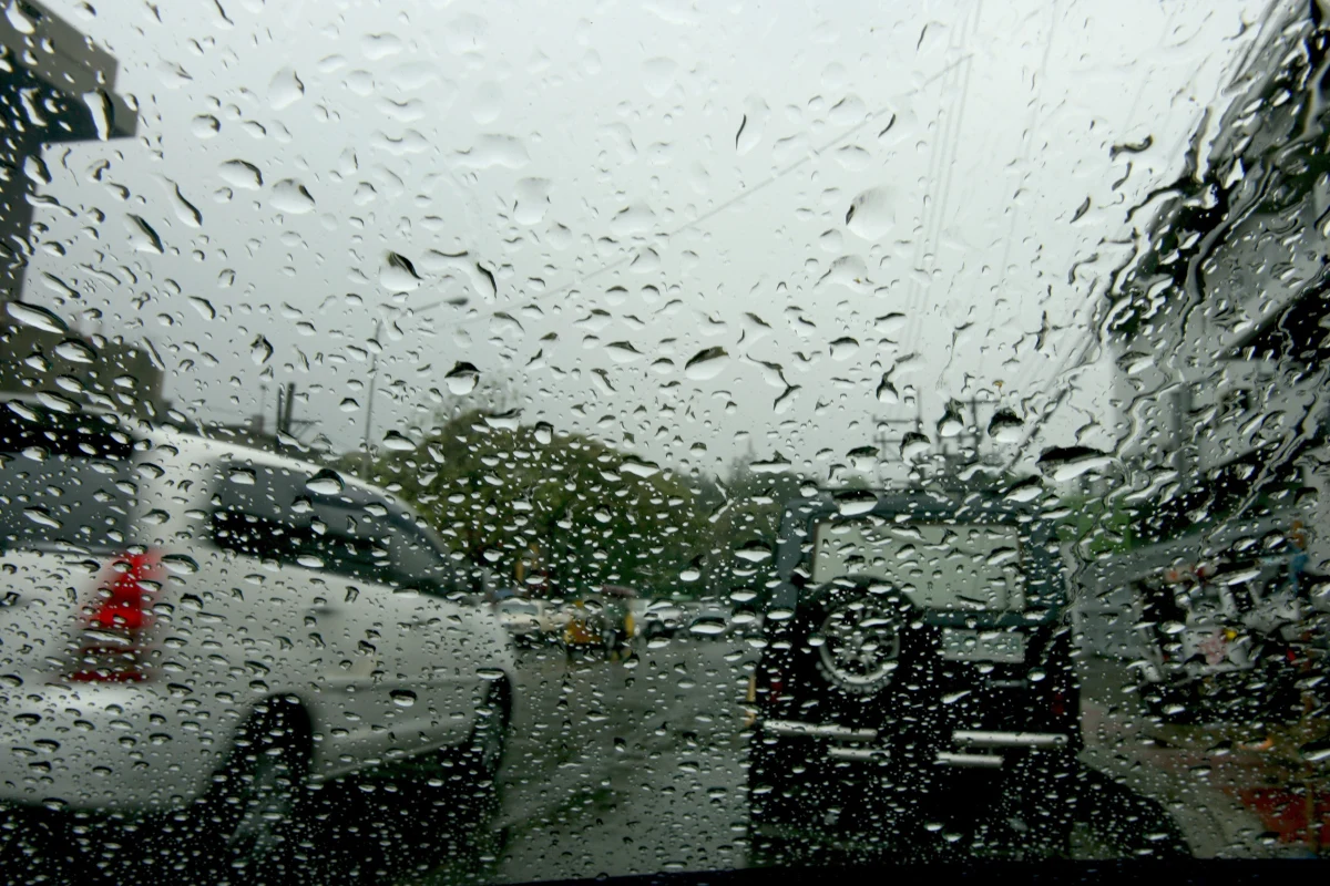 Kilkaset tysięcy budynków w północno-wschodniej części USA jest bez prądu. Wszystko przez intensywne opady deszczu i wichury. Najgorzej jest w stanach  New Jersey, Nowy Jork, Pensylwania i Connecticut.