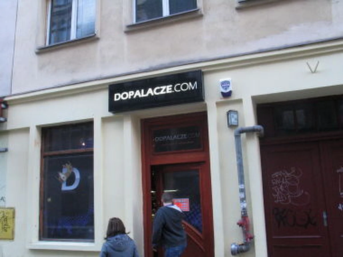 Coraz więcej sklepów i stron w internecie oferujących "dopalacze"- tak wygląda walka z substancjami psychoaktywnymi po roku uchwalenia ustawy, likwidującej handel dopalaczami. Sklepów z dopalaczami cztery razy więcej, a policja i prokuratura są bezradne.