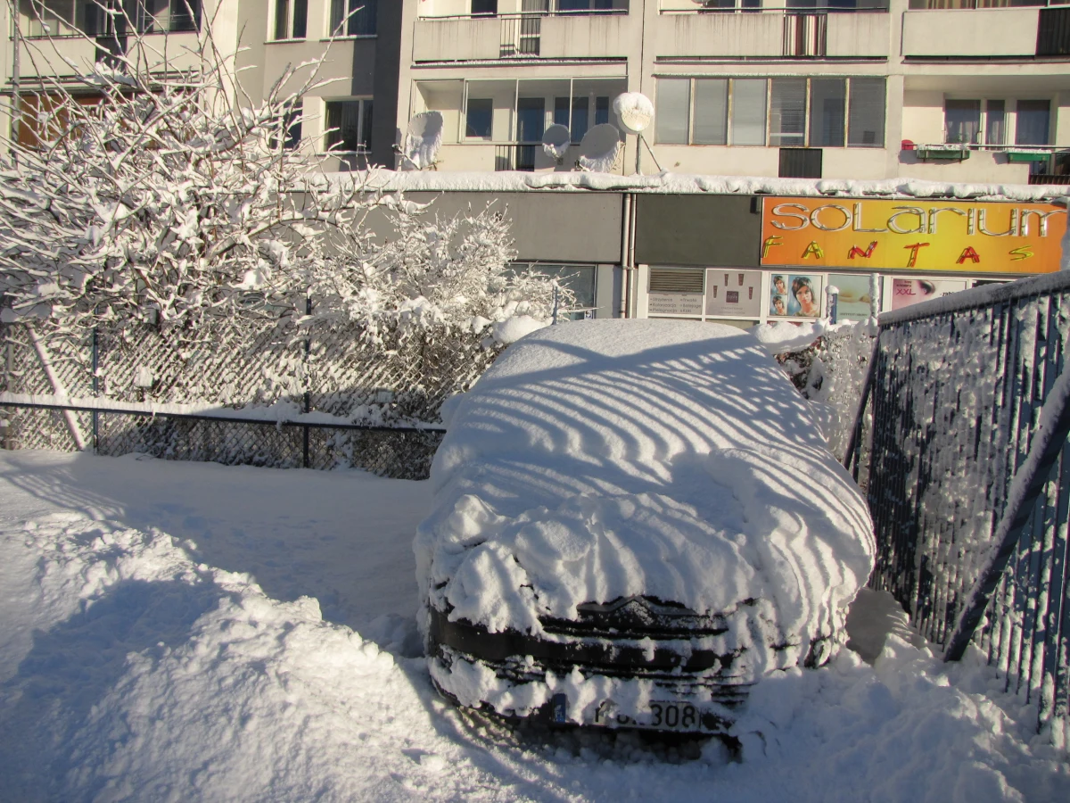 Śnieg po kostki, miejscami po kolana przywitał rano mieszkańców Warszawy. Ale nie tylko. W ciągu nocy w wielu regionach sypnęło śniegiem; drogi, chodniki i samochody pokryły się kilkunastocentymetrową warstwą śniegu. Służby walczą ze śniegiem, ale kierowcy powinni liczyć się z trudnymi warunkami. W gigantycznym karambolu na Mazowszu zderzyło się 60 aut.