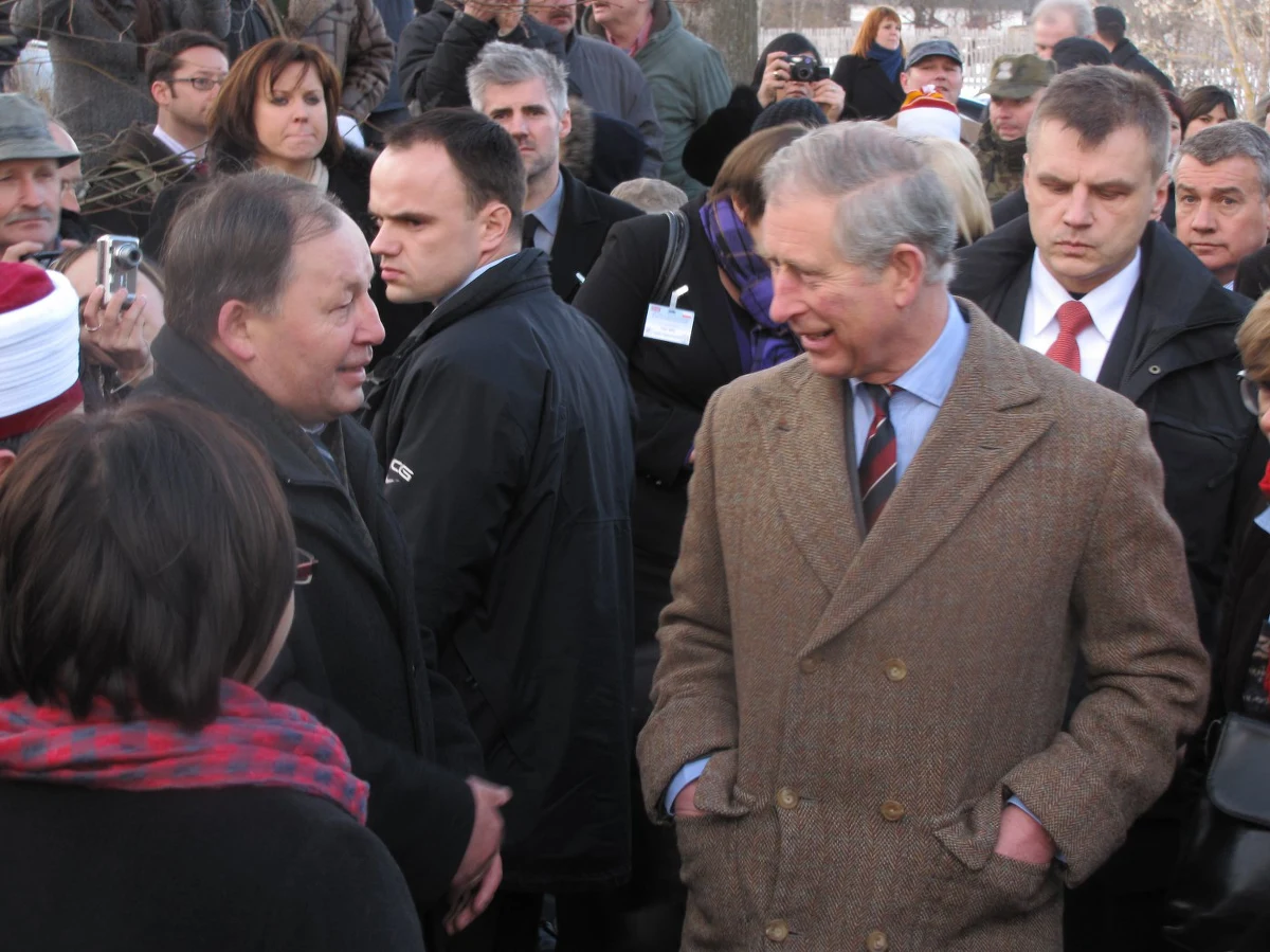 Przebywający z wizytą w Podlaskiem książę Karol przybył Kruszynian na spotkanie z polskimi Tatarami. Brytyjski następca tonu zwiedził zabytkowy meczet i spróbował specjałów tatarskiej kuchni. 
