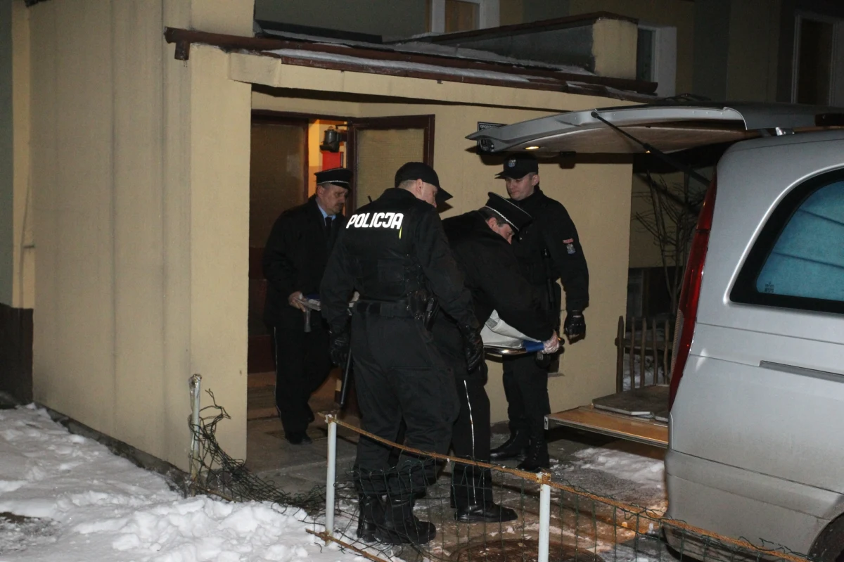 Najwcześniej w środę zostanie przesłuchany dzieciobójca z Nowego Sącza. 33-latek zamordował swoją niespełna trzyletnią córkę. W czasie tragedii w domu nie było matki dziecka oraz czteroletniego syna zabójcy. Rodziną zajął się psycholog; motywy tragedii są w tej chwili nieznane.