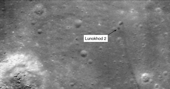 "Łunochod 2" - odnaleziony. Kanadyjscy naukowcy zlokalizowali na zdjęciach Księżyca ślady radzieckiej sondy, która wędrowała po powierzchni Srebrnego Globu 37 lat temu. Pomogły opublikowane właśnie przez NASA zdjęcia Księżyca, wykonane przez sondę Lunar Reconnaissance Orbiter.