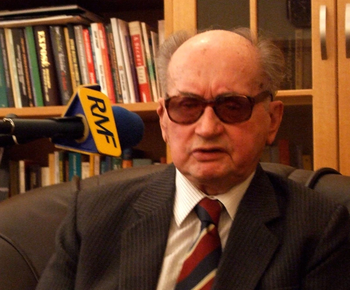 W 1952 roku ówczesny ppłk Wojciech Jaruzelski został zwerbowany przez ówczesnego kpt. Informacji Wojskowej Czesława Kiszczaka w celach kontrwywiadowczych. Taki dokument z archiwum STASI ujawnił najnowszy Biuletyn Instytutu Pamięci Narodowej. Zainteresowani określają te informacje mianem bredni i  bzdur.