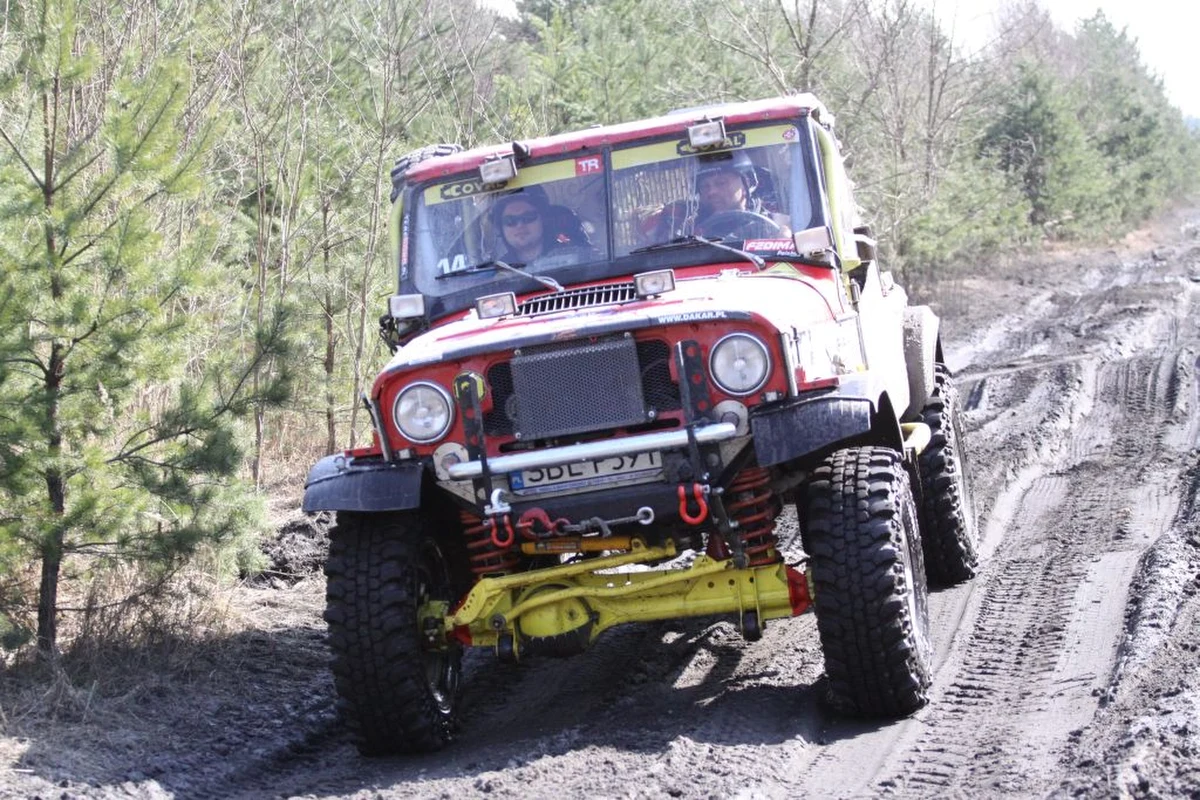 Wielka ucieczka rozpoczęła się od wielkiego pogromu. Kilkadziesiąt załóg nie ukończyło dzisiejszego odcinka specjalnego. Zalane silniki, uszkodzone skrzynie biegów, spalone sprzęgła to tylko niektóre z awarii, jakie przytrafiły się uczestnikom Great Escape Rally. Pech dopadł też załogę RMF Caroline Team.