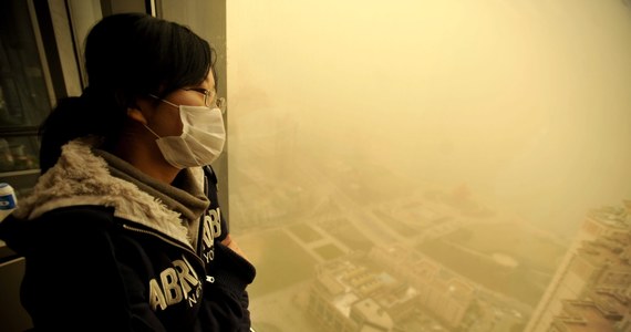 Stolicę Chin zaatakowała najsilniejsza w tym roku burza piaskowa. Niebo nad miastem stało się pomarańczowe. Wszystko pokryła cienka warstwa piasku, a przechodnie byli zmuszeni zakrywać twarze chustami. Burza spowodowała również utrudnienia na pekińskim lotnisku.