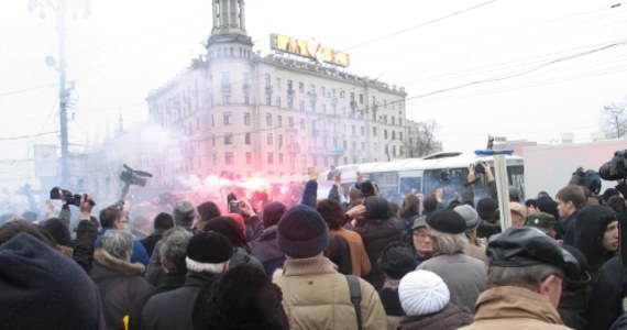 Około 60 osób zostało zatrzymanych w rejonie placu Puszkina w centrum Moskwy, gdy próbowały zorganizować antyrządową manifestację w ramach ogłoszonego przez opozycję Dnia Gniewu. Opozycjoniści nie mieli jednak zgody stołecznych władz na demonstrację. Wśród zatrzymanych jest lider radykalnego Frontu Lewicy Siergiej Udalcow. W sumie w akcji protestacyjnej wzięło udział około 500 osób.