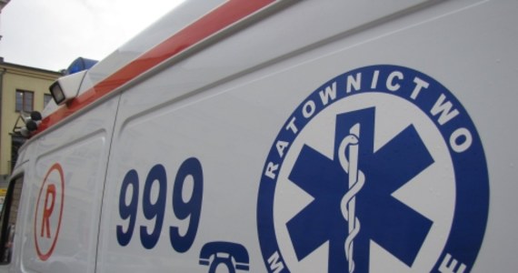 Dwie osoby zginęły, a trzy zostały ranne w wypadku, do którego doszło dziś w nocy na drodze krajowej nr 14 w Pabianicach w województwie łódzkim. Zderzyły się tam trzy samochody osobowe. Jeden z nich spłonął wraz z pasażerami.