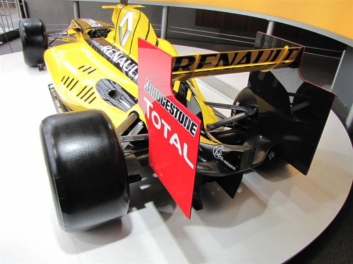 Francuski koncern Renault - współwłaściciel zespołu o tej samej nazwie, w którego barwach ściga się Robert Kubica - dostał od FIA zgodę na poprawienie swoich silników. Francuskie jednostki napędowe mają przewagę nad konkurencją, jeśli chodzi o zużycie paliwa. To ważne, bo w tym roku wprowadzono zakaz tankowania podczas wyścigów, więc kierowcy startują od razu z pełnym bakiem. Jednocześnie jednak silniki Renault mają nieco słabsze wyniki, jeśli chodzi o ich moc.