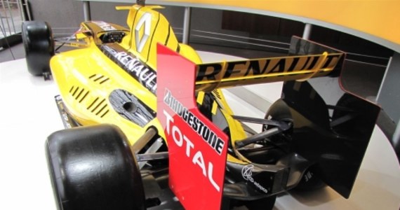 Francuski koncern Renault - współwłaściciel zespołu o tej samej nazwie, w którego barwach ściga się Robert Kubica - dostał od FIA zgodę na poprawienie swoich silników. Francuskie jednostki napędowe mają przewagę nad konkurencją, jeśli chodzi o zużycie paliwa. To ważne, bo w tym roku wprowadzono zakaz tankowania podczas wyścigów, więc kierowcy startują od razu z pełnym bakiem. Jednocześnie jednak silniki Renault mają nieco słabsze wyniki, jeśli chodzi o ich moc.