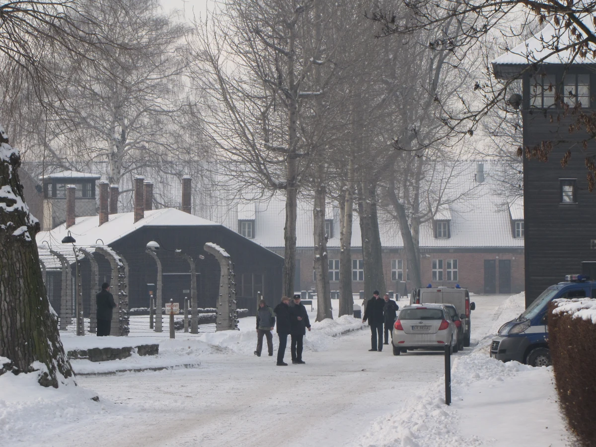 Po ponad 65 latach na strychu jednego z domów w Oświęcimiu odnaleziono dokumenty dotyczące m.in. załogi SS KL Auschwitz. Część z nich jest związana doktorem Victorem Capesiusem, który od lutego 1944 r. uczestniczył w eksperymentach farmakologicznych na więźniach, pełniąc do końca istnienia obozu funkcję kierownika apteki SS. Capesius dysponował cyklonem B i wydawał rozkazy zabijania nim w komorach gazowych.