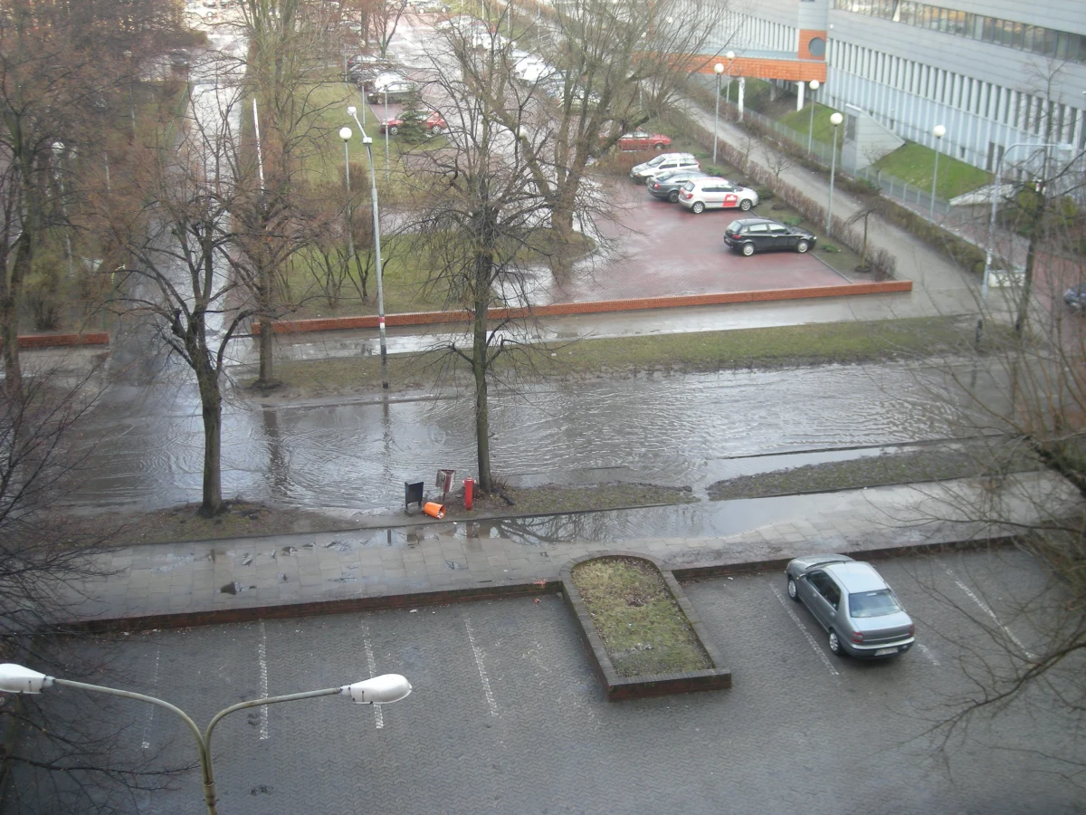 Wiosenne deszcze to powód do niepokoju dla mieszkańców Łodzi. Obawiają się oni intensywnych opadów, bo są w mieście miejsca, które notorycznie są zalewane. W niedzielę po dość ulewnym deszczu nieprzejezdna była ulica Matejki.