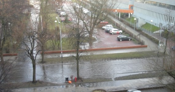 Wiosenne deszcze to powód do niepokoju dla mieszkańców Łodzi. Obawiają się oni intensywnych opadów, bo są w mieście miejsca, które notorycznie są zalewane. W niedzielę po dość ulewnym deszczu nieprzejezdna była ulica Matejki.